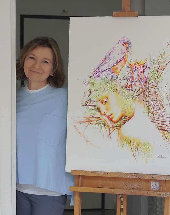 Toti Cuesta, acuarelista contemporánea, junto a una de sus obras en acuarela en su estudio.